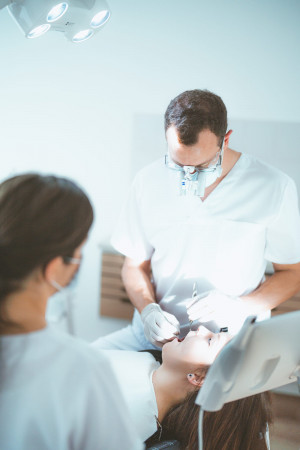 Dr. Maximilian Koschate bei einer zahnärztlichen Untersuchung