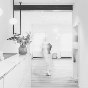 Schwarz-Weiß Bild der Zahnarztpraxis